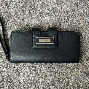 5/$25 Kenneth Cole Reaction Black Leather Wristlet/wallet
